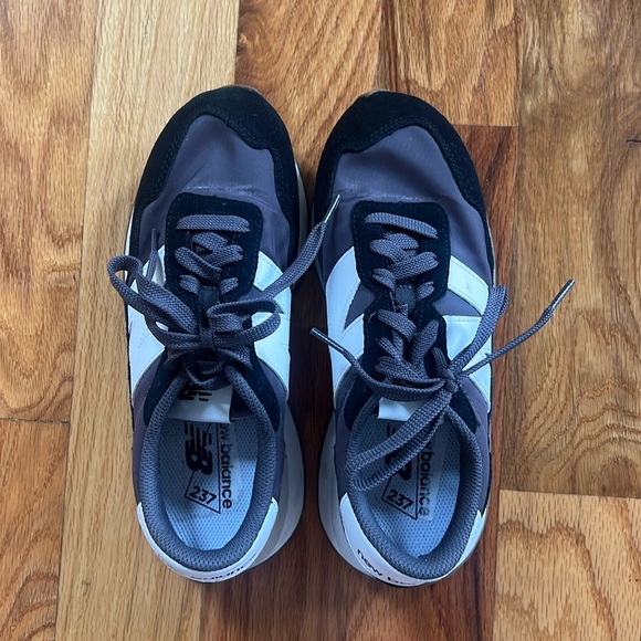 Women’s black and white New Balance Sneakers - almost new condition size 7 - Picture 3 of 8